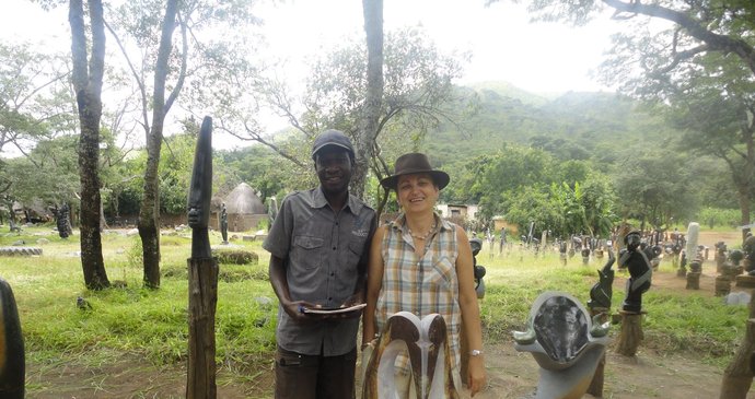 Marie Imbrová v Tenengenge s jedním z tamních výtvarníků a jeho díly