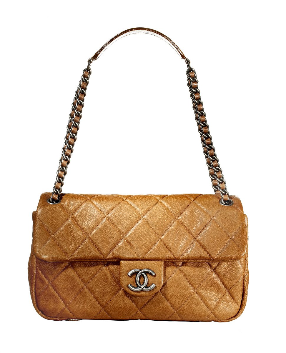 Kultovní kabelka s typickým řetízkem od ikonické značky Chanel. Nesmrtelná návrhářka Coco zanechala svou stopu i na dobročinném bazaru.