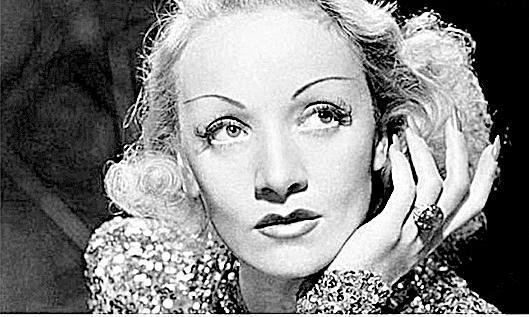 Herečka Ivana Jirešová (42) jako německá herečka a zpěvačka Marlene Dietrichová (†90).