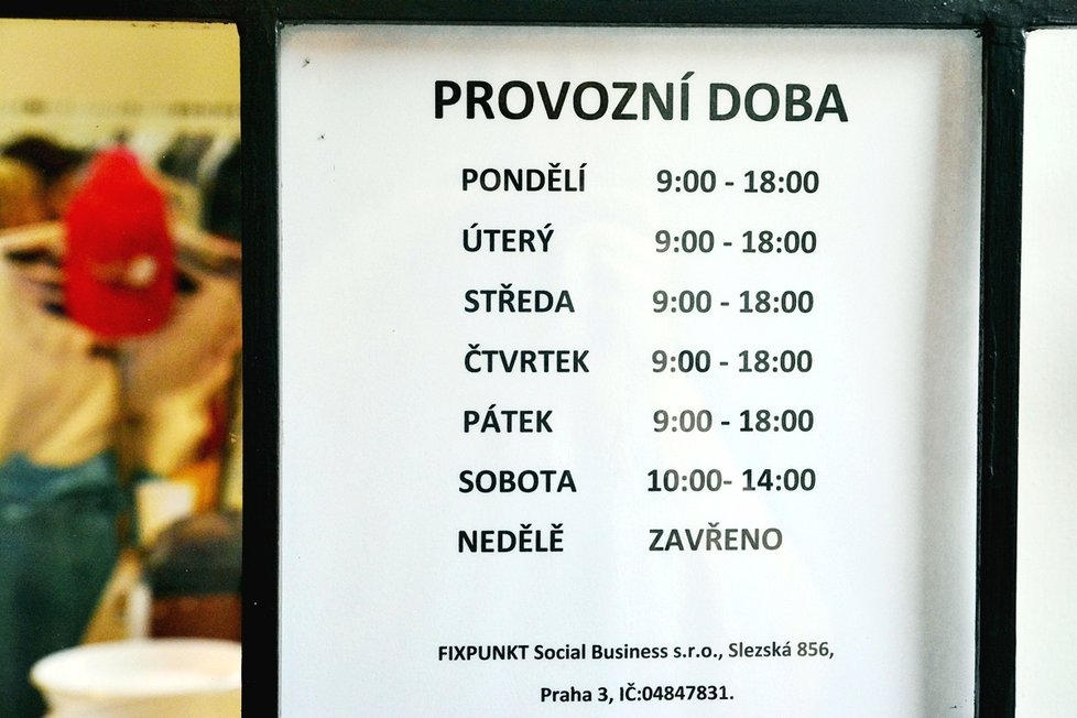 V charitativním obchůdku objevíte nejrůznější poklady.