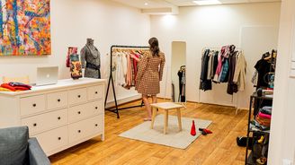 Kupte si krásné šaty a podpořte svobodné matky. V Praze otevřel Fashion Charity Shop