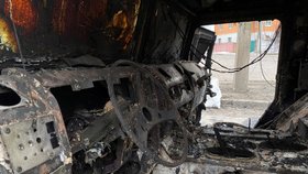 Po ostřelování obytných čtvrtí ukrajinského Charkova salvovými raketomety zůstaly na ulicích i vraky vojenských vozidel patřících okupující ruské armádě (28. 2. 2022)