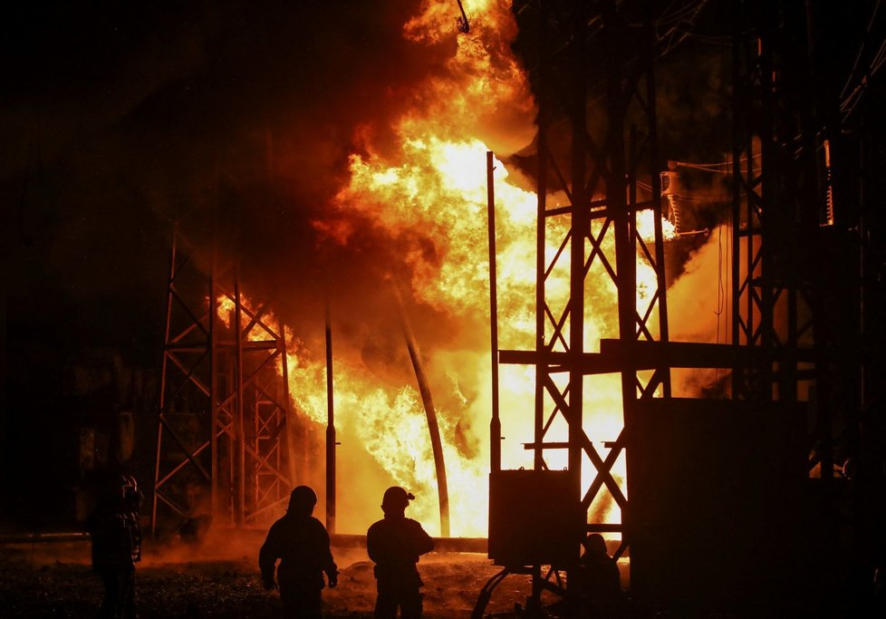 Ukrajinští hasiči po útoku Rusů na tepelnou elektrárnu v Charkovské oblasti