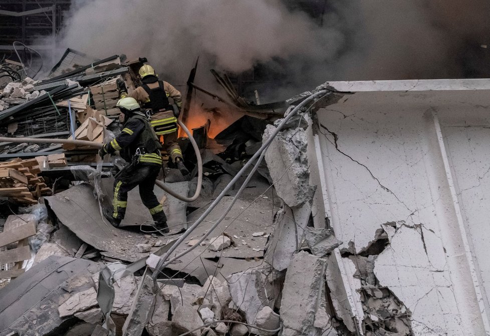 Charkovští hasiči řeší následky ruského bombardování (29. 12. 2023).