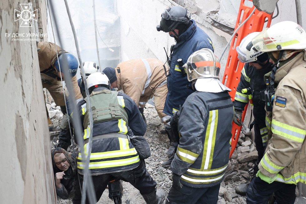 Charkovští hasiči vyprošťují oběť ruského bombardování (29. 12. 2023).