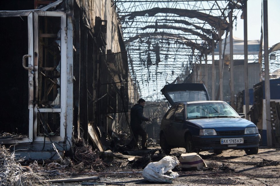 Vyhořelá tržnice v Charkově.