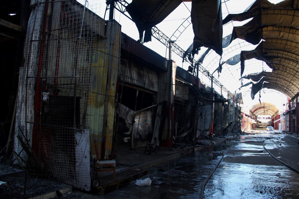 Vyhořelá tržnice v Charkově.