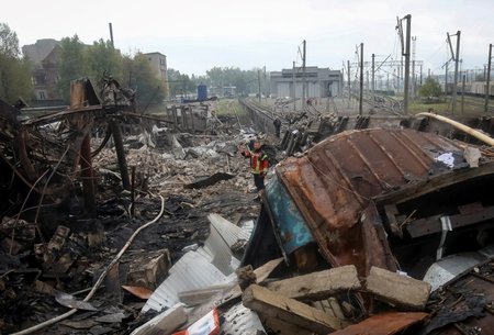 Charkov: Následky ruského úderu na nákladové nádraží.