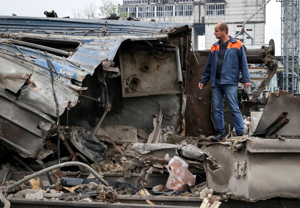 Charkov: Následky ruského úderu na nákladové nádraží.