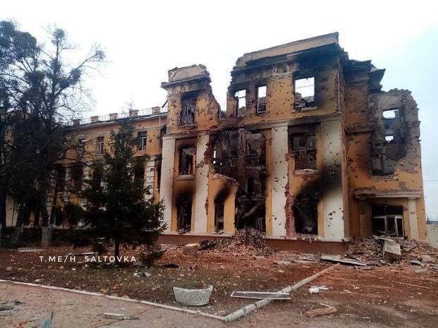 Zničená škola v Charkově po ruském raketovém útoku na město (26. 2. 2022)