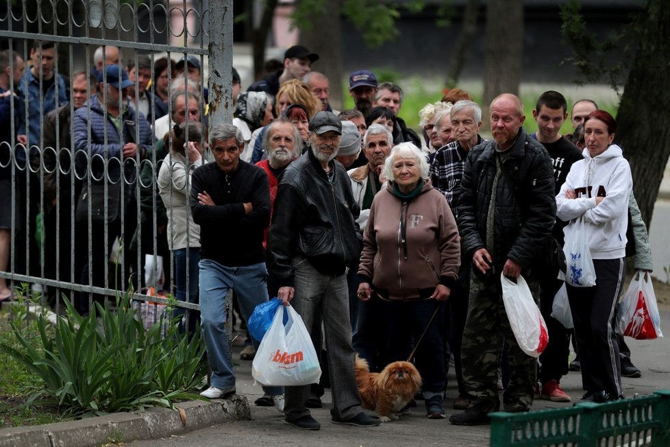 Čekání na humanitární pomoc. Charkov, 26. května 2022.