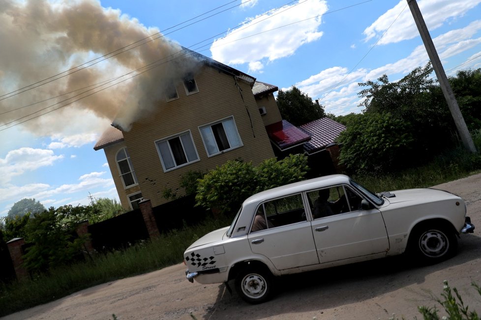 Dům zapálený ruským úderem. Charkov, 7. 6. 2022.