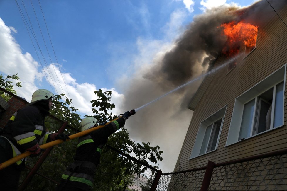 Dům zapálený ruským úderem. Charkov, 7. 6. 2022.