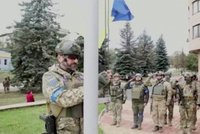 Rusové v kolonách prchají z okupovaných částí Ukrajiny. Zelenského armáda osvobozuje další města