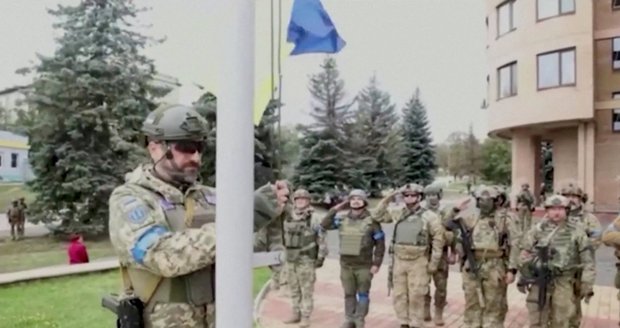 Rusové v kolonách prchají z okupované Ukrajiny. Zelenského armáda hlásí další velké úspěchy!