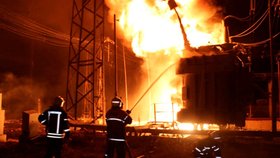 Ukrajinští hasiči po útoku Rusů na tepelnou elektrárnu v Charkovské oblasti (11.9.2022)