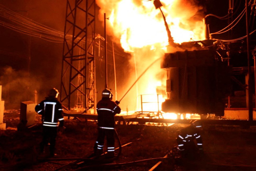 Ukrajinští hasiči po útoku Rusů na tepelnou elektrárnu v Charkovské oblasti (11.9.2022)