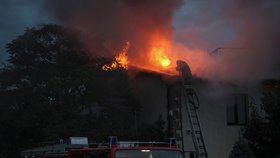 Ukrajinští hasiči zasahují po dalším ruském ostřelování v Charkovské oblasti