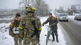 Ukrajinští vojáci hlídkující u Charkova (25.2.2022)