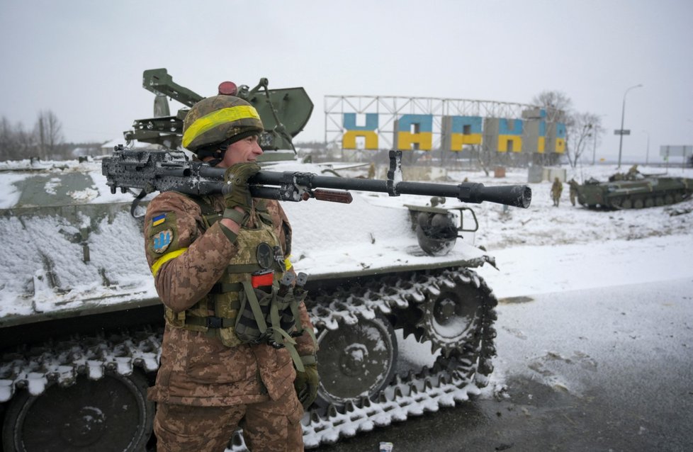 Ukrajinští vojáci hlídkující u Charkova (25.2.2022)
