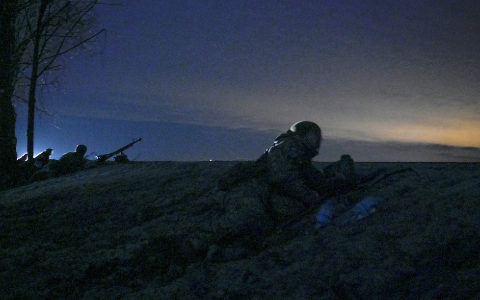 Ukrajinští vojáci hlídkující u Charkova (25.2.2022)