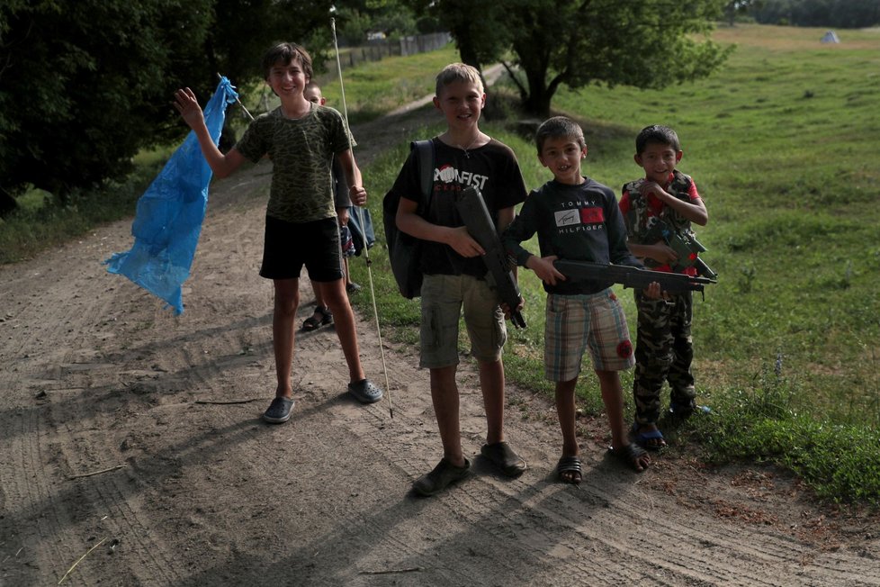 Děti si hrají na vojáky v Charkovském regionu (17. 6. 2022)