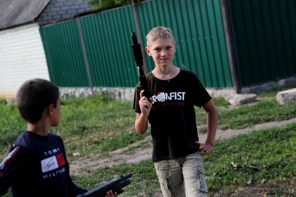 Děti si hrají na vojáky v Charkovském regionu (17. 6. 2022)