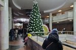 Vánoční strom v metru ukrajinského Charkova (7.12.2022)