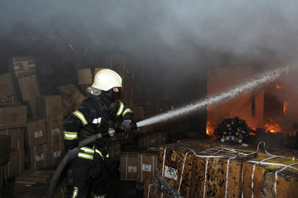 Hašení požáru po ruském ostřelování v Charkově (13.4.2022)