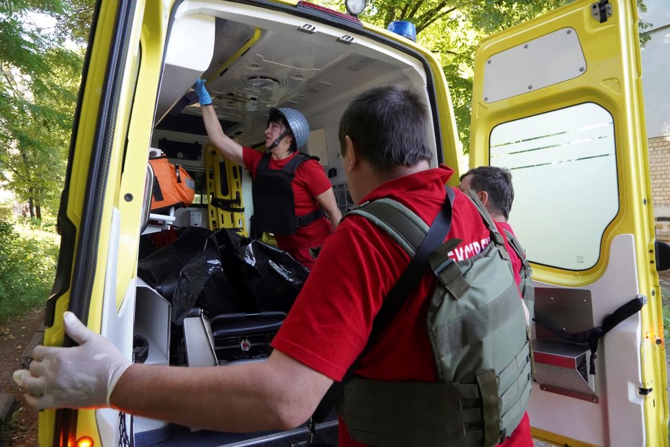 Záchranáři se starají o zraněné po útoku v Charkově. (27. 6. 2022)