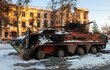 Vrak bojového vozidla pěchoty v ulicích Charkova (11. 3. 2022)