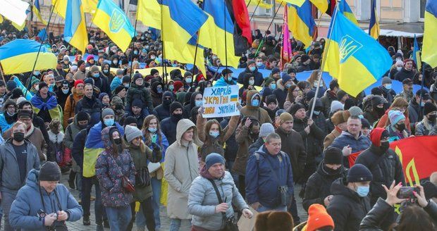 „Nepanikaříme, připravujeme se.“ 5000 Ukrajinců demonstrovalo v Charkově proti ruské agresi