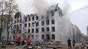 Hasiči zasahují u budovy charkovské univerzity poškozené během bombardování