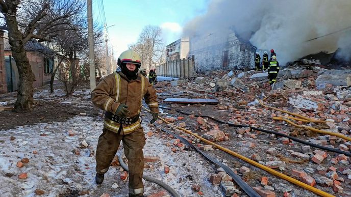 Požár skladu v Charkově po zásahu ruskou střelou
