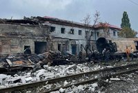 Ruští vojáci vybombardovali nádraží v Charkově: Zničili vozy s mrtvolami spolubojovníků!