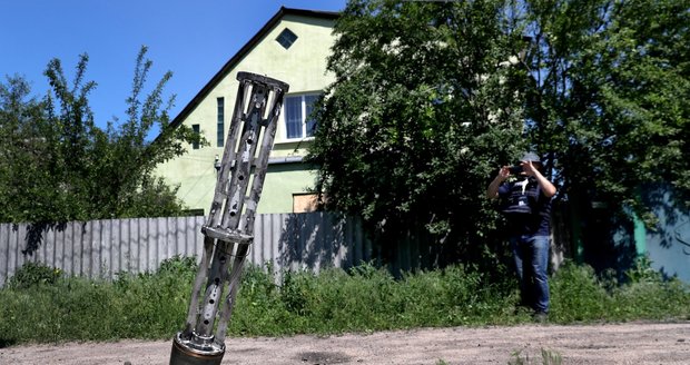 Ničivá a smrtící. Co způsobuje kazetová munice, kterou dostane Ukrajina?