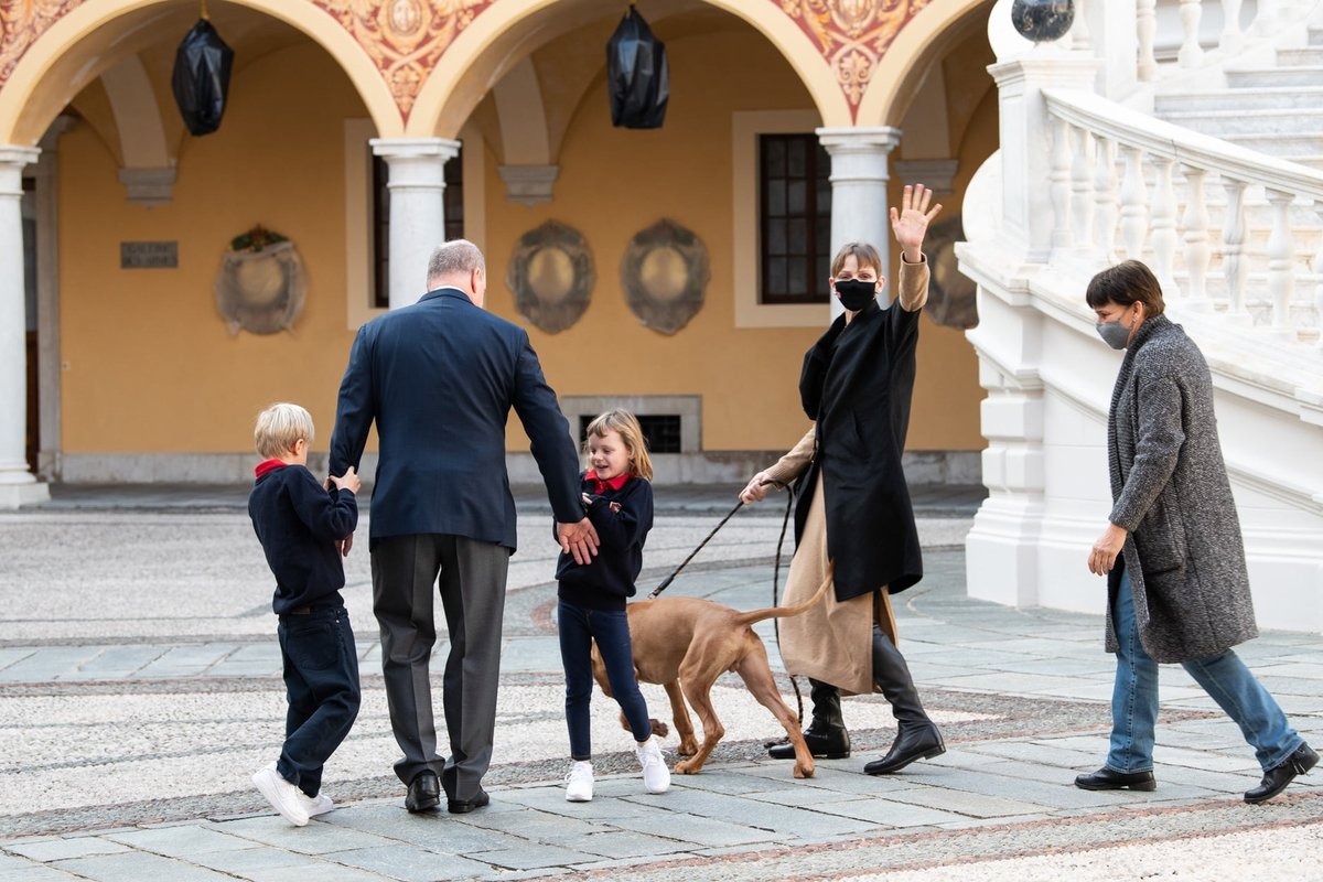 Na nejnovějších snímcích je vidět, že kněžna dost zhubla a vypadá unaveně, jako jediná měla taky roušku.