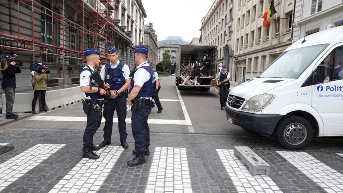 Při útoku v Charleroi jedna policistka utrpěla vážné zranění v obličeji, druhá vyvázla s lehkým zraněním.