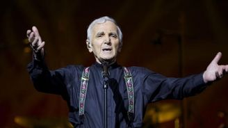 Zemřel francouzský šansoniér Charles Aznavour. Složil přes 1000 písní, bylo mu 94 let