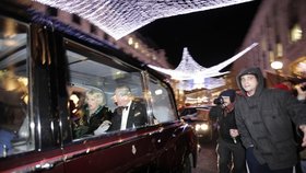 Demonstranti zaregistroval auto s princem a situace využili