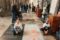 Klimatické aktivistky posprejovaly hrob Charlese Darwina. Skončily v poutech