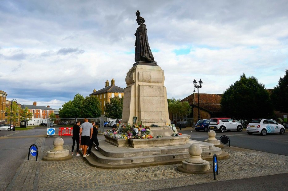 Městečko Poundbury má náměstí a sochu na počest Karlovy babičky, Královny matky
