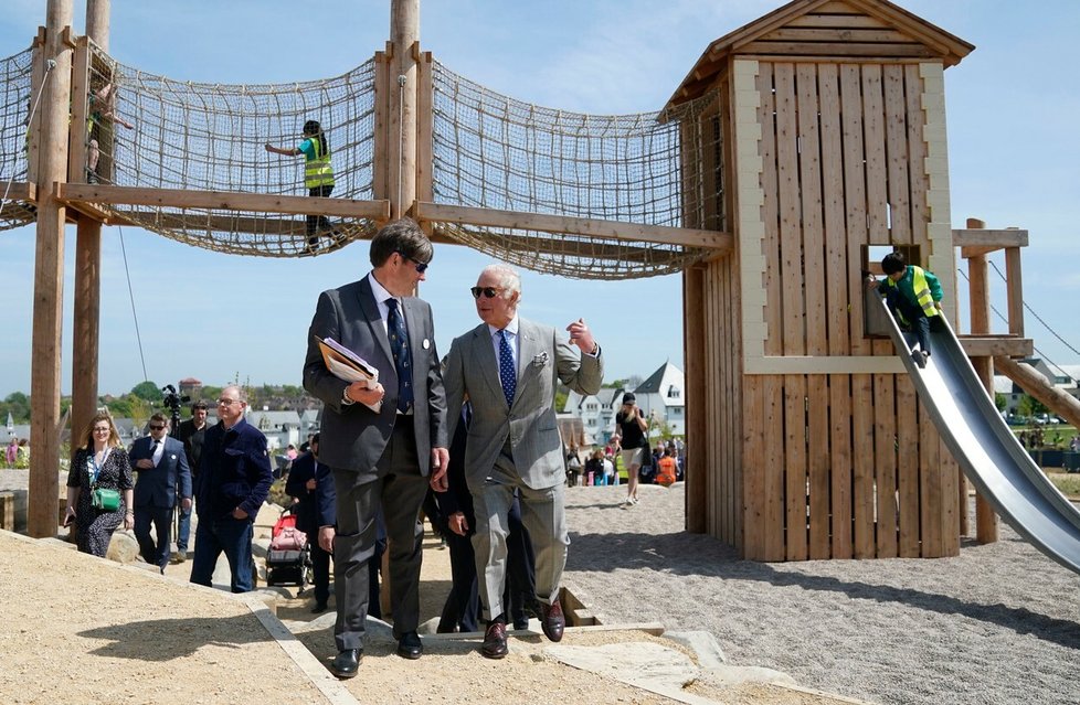 Charles na návštěvě Poundbury