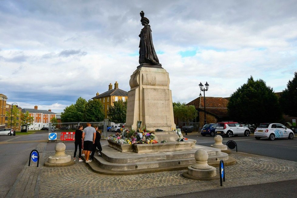 Městečko Poundbury má náměstí a sochu na počest Karlovy babičky, Královny matky.