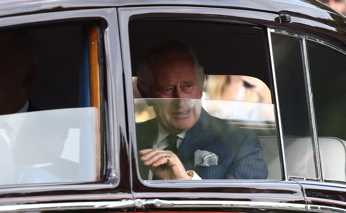 Král Karel III. dorazil do Buckinghamského paláce. Lidé ho vřele vítali a mávali mu. On jim zpět.