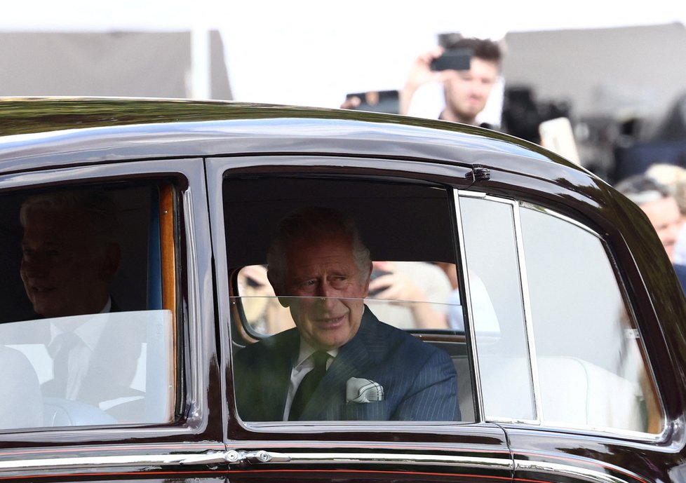 Král Karel III. dorazil do Buckinghamského paláce. Lidé ho vřele vítali a mávali mu. On jim zpět.