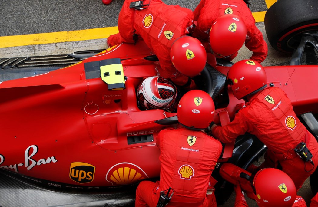 Mechanici stáje Ferrari s Charlesem Leclercem předtím, než z Velké ceny Španělska odstoupil