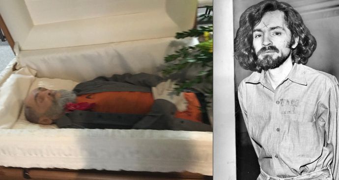 Bestiálního vraha Charlese Mansona na pohřbu vystavili v otevřené rakvi.