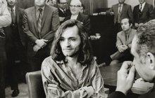 50 let od běsnění »Rodiny« jednoho z největších psychopatů... Manson se pořád vrací