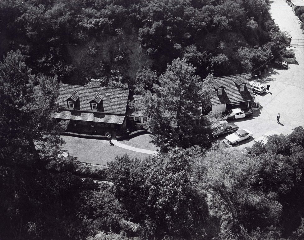 Členové Mansonovy rodiny vnikli do domu Romana Polanskiho, kde zabili Sharon Tate v 8. měsíci těhotenství, její tři přátele a mladého hosta.